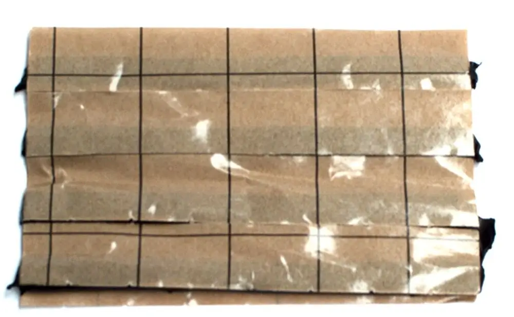Braunes Verpackungsmaterial mit maschinell eingezogenen Linien und Falten, das zur Abdichtung von Sensoranschlüssen in Daikin-Systemen verwendet wird.